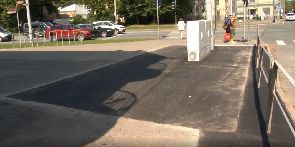 Рижан удивляет, что и дороги, и тротуары нередко напоминают лоскутное одеяло.