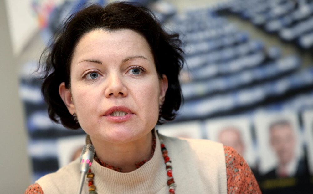 "Gribu palīdzēt bēgļiem" aktīviste Ieva Raubiško saņem sabiedriskos darbus par migrantu grupas nelikumīgu ievešanu. Apsūdzība prasīja cietumsodu