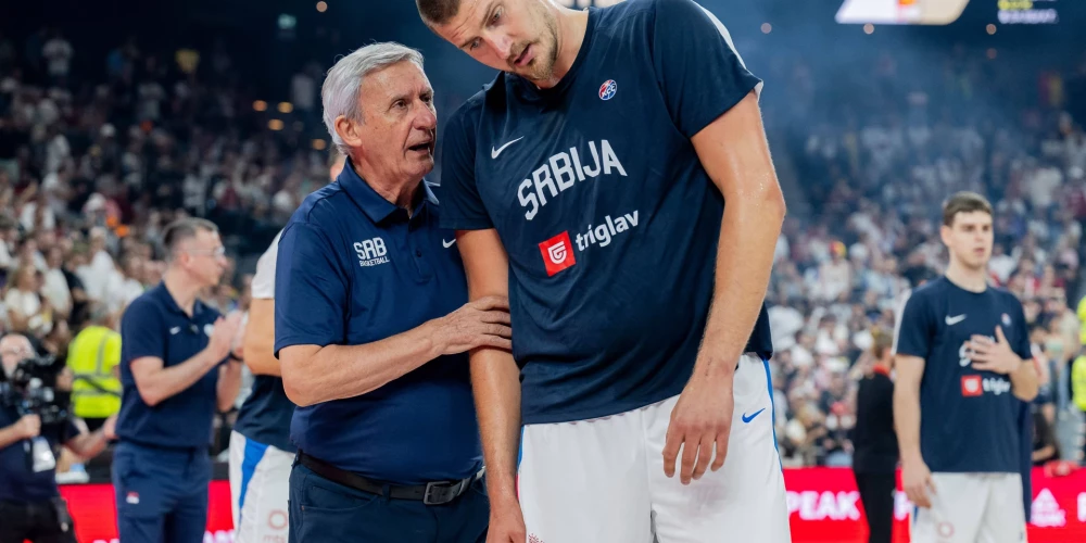 Pirms čempionāta labākais treneris Svetislavs Pesičs dod padomus labākajam spēlētājam Nikolam Jokičam.