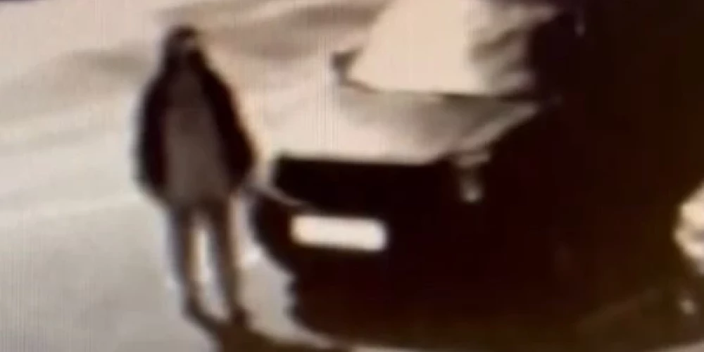 Примерно в 3:40 неизвестная женщина оставила девочку на улице.