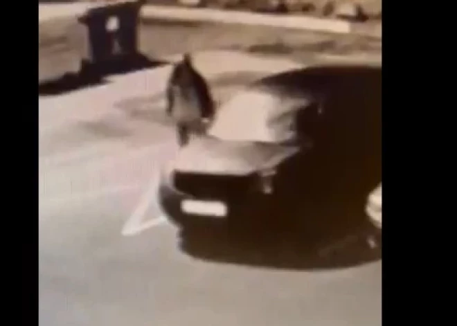 Rīgā uz celiņa sieviete atstājusi segā ietītu jaundzimušo; meklē aculieciniekus