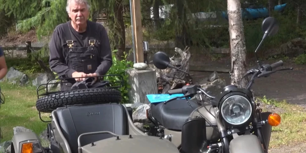 Житель Аляски Марк Уоррен и его новый мотоцикл "Урал".