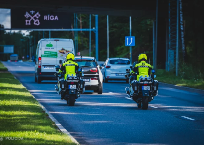 Lai uzlabotu Valsts policijas motoekipāžu darbinieku redzamību un drošību ceļu satiksmē, ir iegādātas jauna dizaina formas. 
