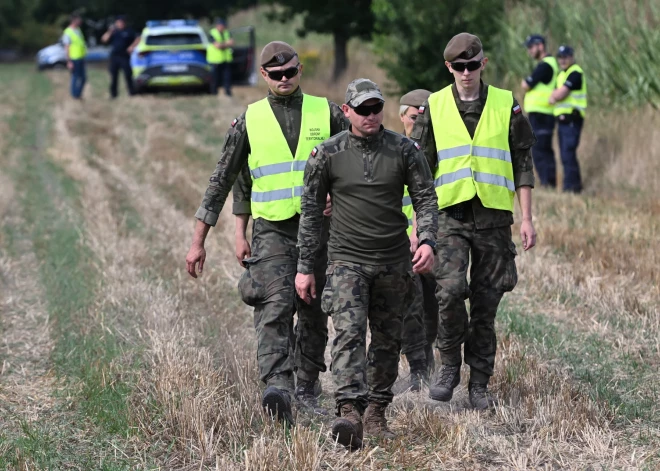 Polijā kādā kukurūzas laukā nokritis militārais drons. VIDEO