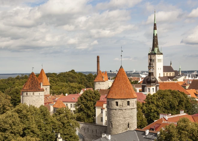 Tallinā vīrietis piepilda sapni, staigājot pa virvi virs māju jumtiem