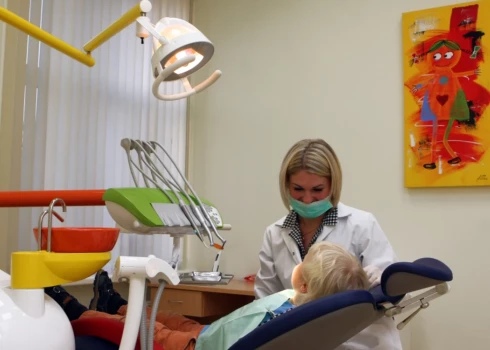 Valsts apmaksāta zobārstniecība bērniem Latvijā pastāv, taču vecāki aizvien biežāk saskaras ar garām rindām.