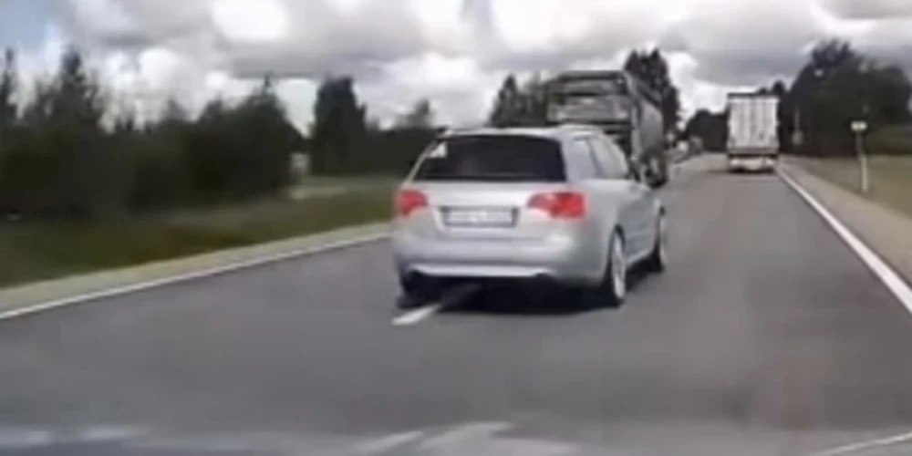 "Audi" vadītājs teju izvairās no frontālas sadursmes.