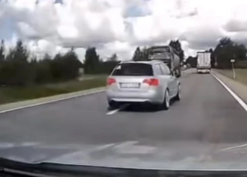 "Audi" vadītājs teju izvairās no frontālas sadursmes.