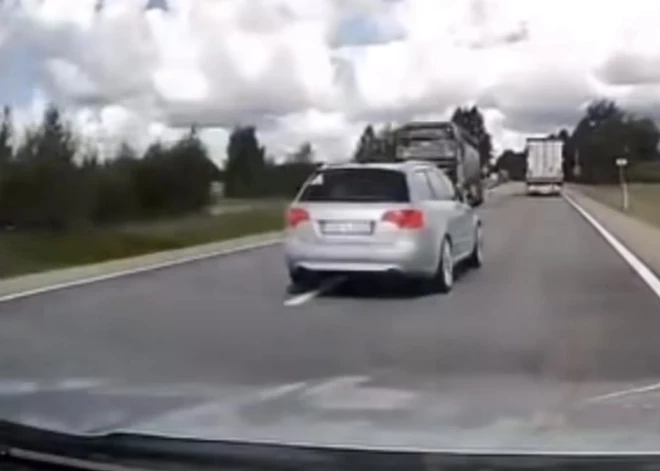 VIDEO: pārgalvīgs apdzīšanas manevrs uz A7 šosejas – "Audi" vadītājs teju izvairās no frontālas sadursmes