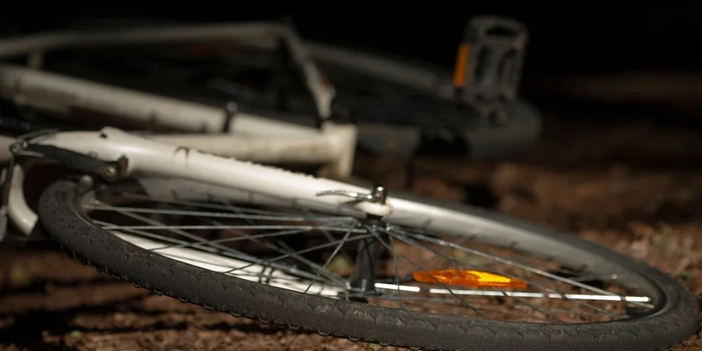 Aizvadītajā diennaktī ceļu satiksmes negadījumos Latvijā cietuši 17 cilvēki, to skaitā četri gājēji, četri velosipēdisti un viens elektriskā skrejriteņa vadītājs, liecina Valsts policijas apkopotā operatīvā informācija.