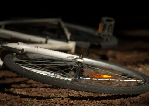 Aizvadītajā diennaktī ceļu satiksmes negadījumos Latvijā cietuši 17 cilvēki, to skaitā četri gājēji, četri velosipēdisti un viens elektriskā skrejriteņa vadītājs, liecina Valsts policijas apkopotā operatīvā informācija.