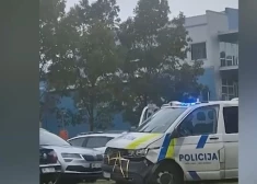 Saduras Valsts policijas mikroautobuss un vieglais auto; aculieciniece apgalvo, ka bākugunis nebija ieslēgtas