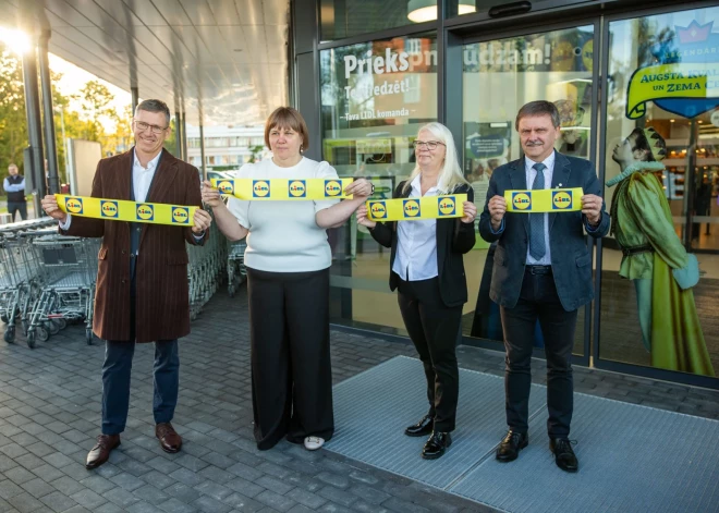 Uz "Lidl" veikala atvēršanu Bauskā sieviete rindā iestājusies jau 12 stundas iepriekš - tas ir vēl nebijis rekords