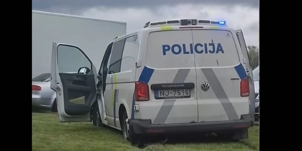 Полицейский бус в Риге вылетел на газон после столкновения с Toyota.