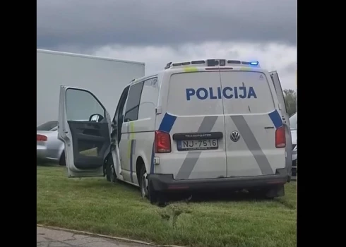 Полицейский бус в Риге вылетел на газон после столкновения с Toyota.