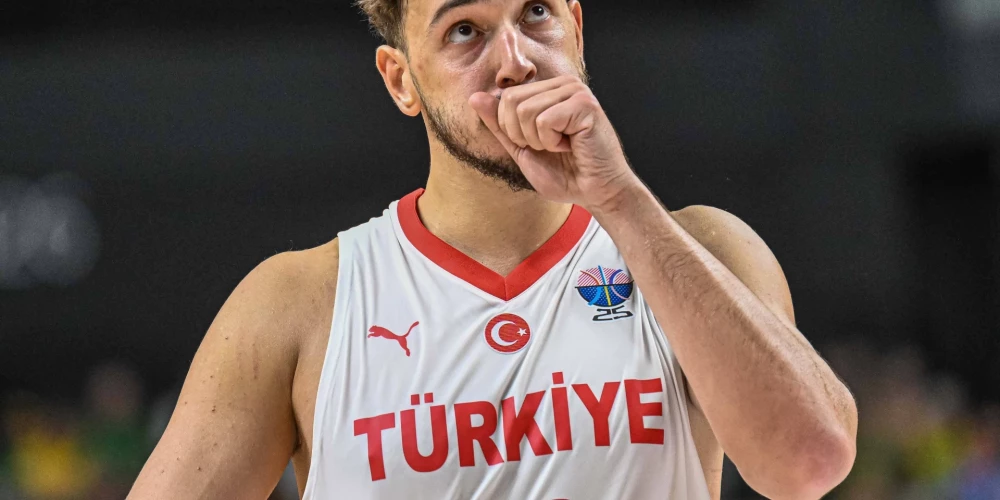 Turcijas izlases spilgtākā zvaigzne Alperens Šengins sāk ieskrieties.