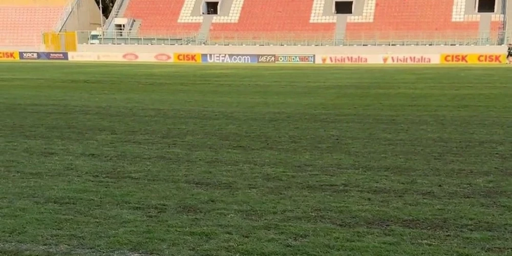 Maltas nacionālā stadiona zālāja kvalitāte ne tā labākā. 