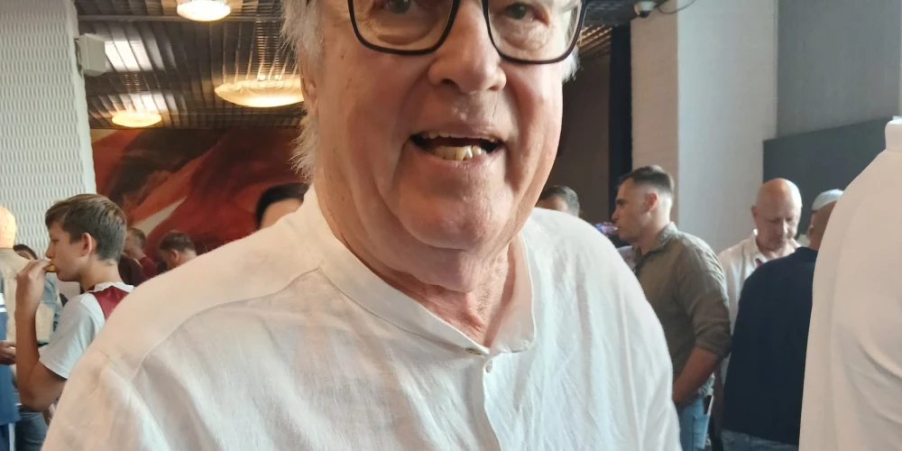 Lūk, Guntis Ulmanis aizvadītajā nedēļā! Nevar nepamanīt, ka avārijā satriektajai kreisajai rokai pirksti joprojām ir cieši savilkti un roka nav tik kustīga.
