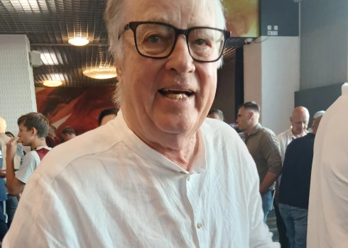 Lūk, Guntis Ulmanis aizvadītajā nedēļā! Nevar nepamanīt, ka avārijā satriektajai kreisajai rokai pirksti joprojām ir cieši savilkti un roka nav tik kustīga.