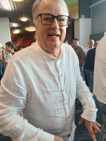 Lūk, Guntis Ulmanis aizvadītajā nedēļā! Nevar nepamanīt, ka avārijā satriektajai kreisajai rokai pirksti joprojām ir cieši savilkti un roka nav tik kustīga.