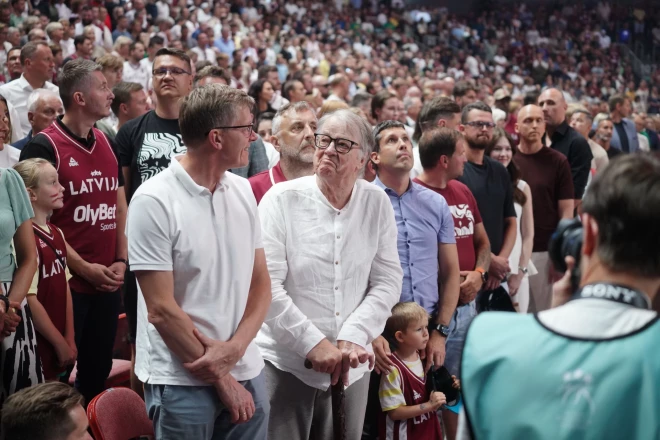 Eksprezidents Guntis Ulmanis ir liels sporta fans. Latvijas un Lietuvas spēli vēroja no pirmajām rindām pie paša laukuma.