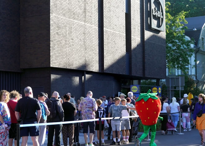 Есть рекорд! Женщина из Бауски простояла в очереди 12 часов, чтобы получить от Lidl подарочную карту на 30 евро