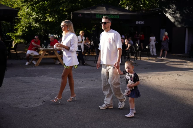 Kašera brālis Raivis Blūms-Blūmanis ar sievu fotogrāfi Sabīni Blūmu-Blūmani un abu meitu Sāru, kurai Kašers ir krusttēvs.