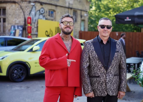 Multimākslinieks Kašers ar tēti Arni Blūmu-Blūmani, kurš ikdienā strādā ceļu būvniecības nozarē, bet brīvdienās pārtop par šlāgermuzikantu.