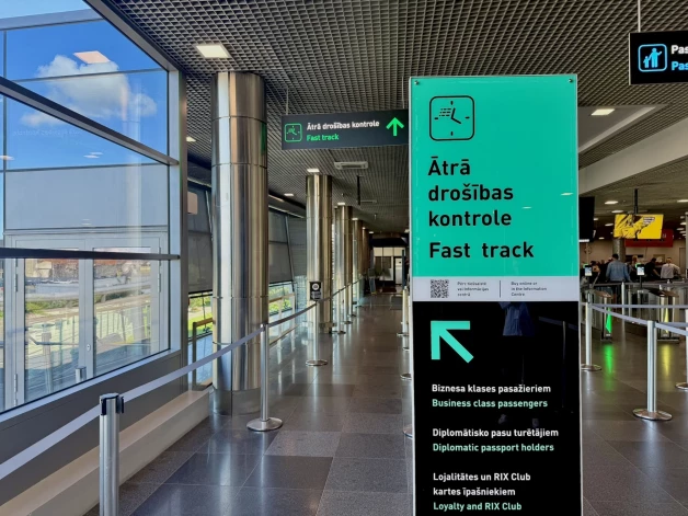 Rīgas lidostas ātrās drošības pārbaudes līnijā uzstādīts jaunas paaudzes drošības skeneris.