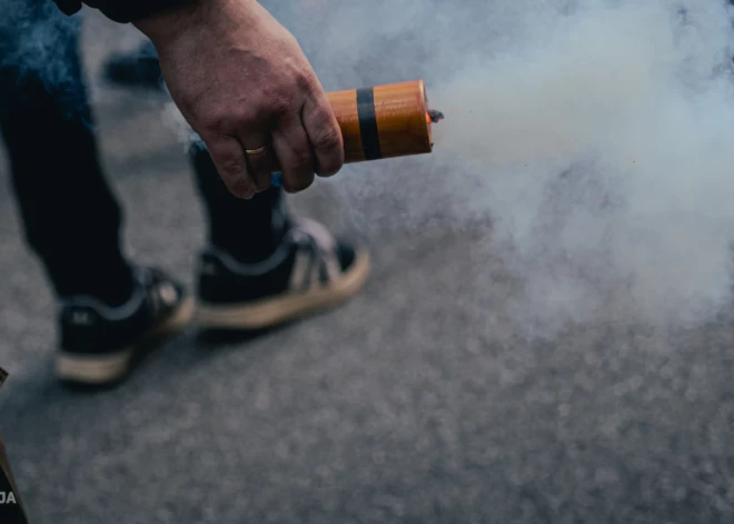 Bauskā policija nudien bargi soda jaunieti, kurš spridzināja petardes - viņš aizvests pie mammas