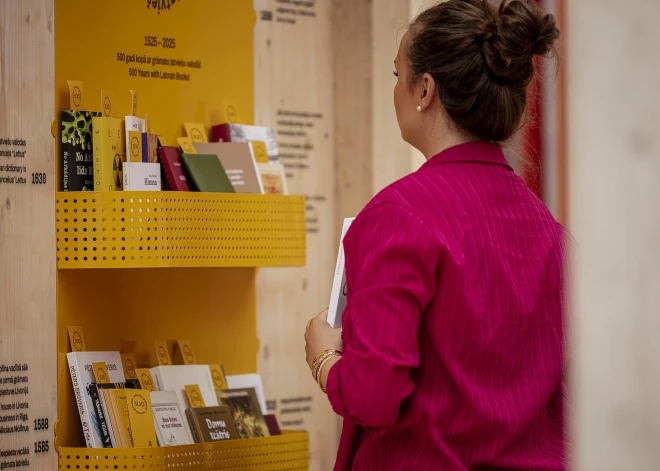 Doma laukums šovasar kļuvis par vietu, kur iedzīvotāji var iegrimt lasīšanas pieredzē