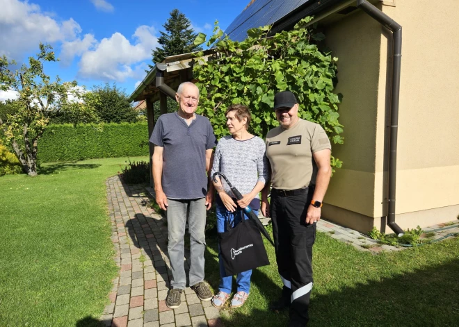 Dace un Andris Zaļkalni saņem Dienvidkurzemes novada pašvaldības policijas atzinību (pa labi – pašvaldības policists Vladimirs Rudzītis).