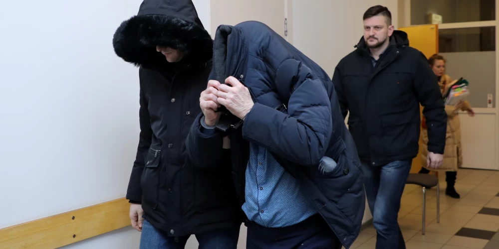"RNP liftu lietâ" apsûdzçtais SIA "Liftu alianse" îpaðnieks Igors Babkins tiek konvojçts pçc Rîgas pilsçtas Latgales priekðpilsçtas tiesas.