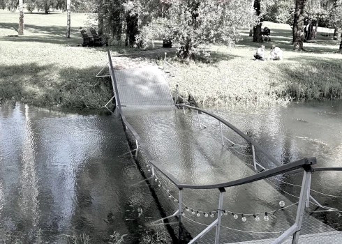 Viens kāzu viesis, tiltam iebrūkot, cieta smagi.