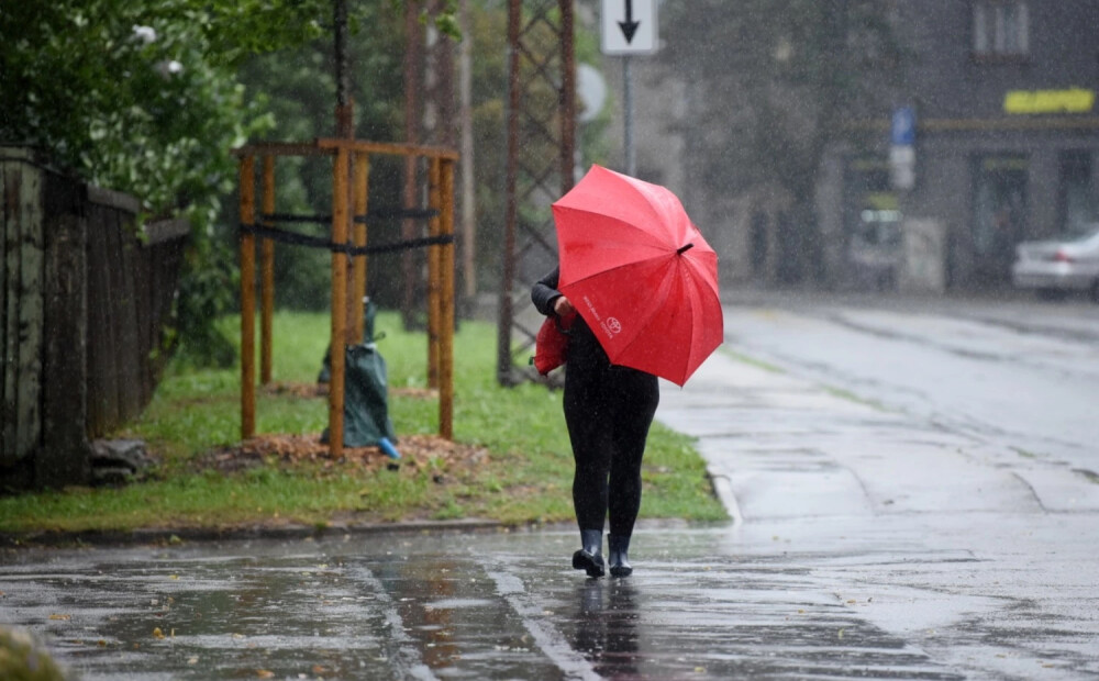 Piektdiena gaidāma daļēji mākoņaina un daudzviet īslaicīgi līs