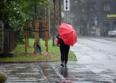 Piektdiena gaidāma daļēji mākoņaina un daudzviet īslaicīgi līs
