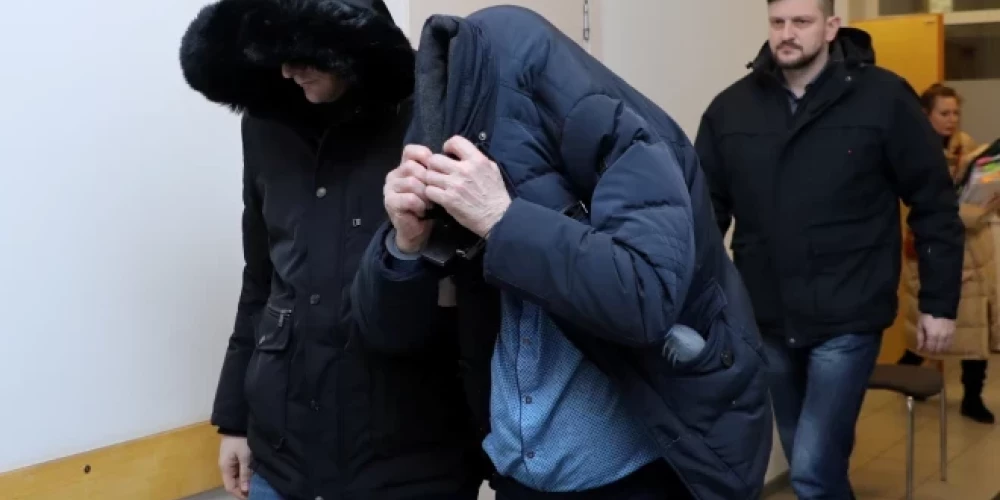 Обвиняемый по делу RNP о лифтах владелец SIA Liftu alianse Игорь Бабкин конвоируется после заседания Рижского городского суда Латгальского предместья.