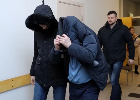 Обвиняемый по делу RNP о лифтах владелец SIA Liftu alianse Игорь Бабкин конвоируется после заседания Рижского городского суда Латгальского предместья.