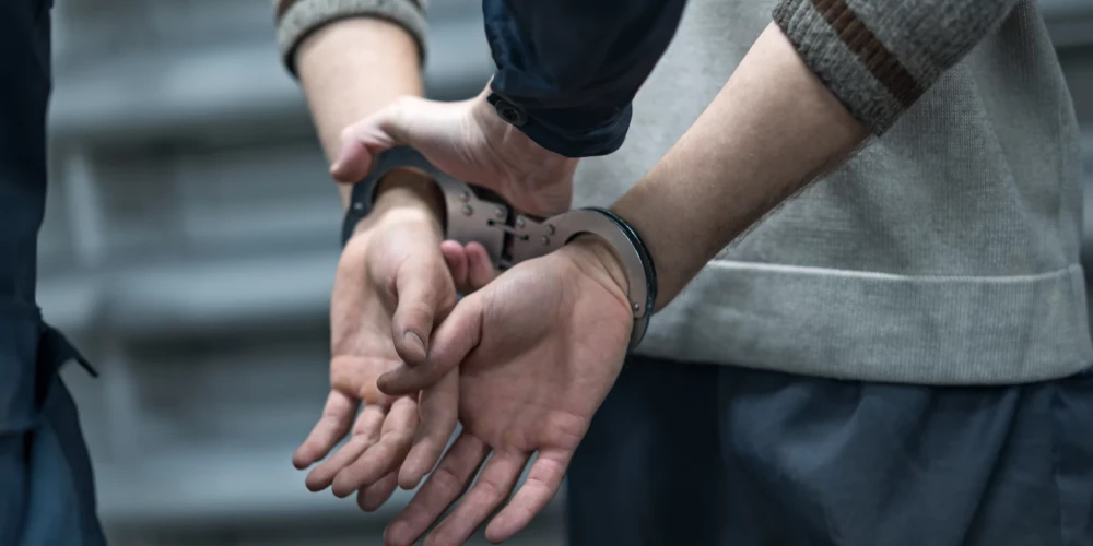 В Риге задержан мужчина, обманувший как минимум 15 человек обещаниями выполнить строительные работы.