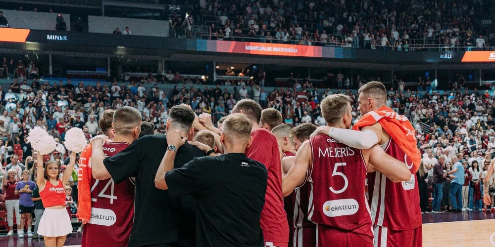Latvijas basketbolisti pateicas līdzjutējiem pēc uzvaras pār Slovēniju 2025. gada 16. augustā.