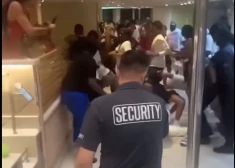 ВИДЕО: пассажиры круизного лайнера устроили массовую драку в очереди за едой