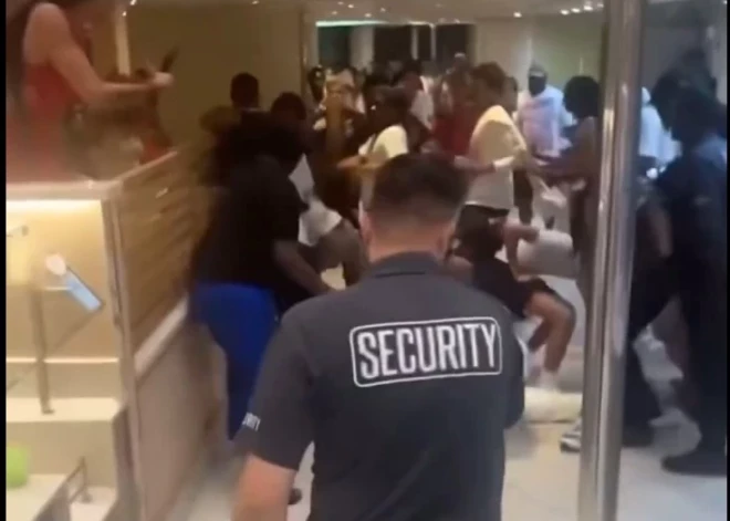 ВИДЕО: пассажиры круизного лайнера устроили массовую драку в очереди за едой