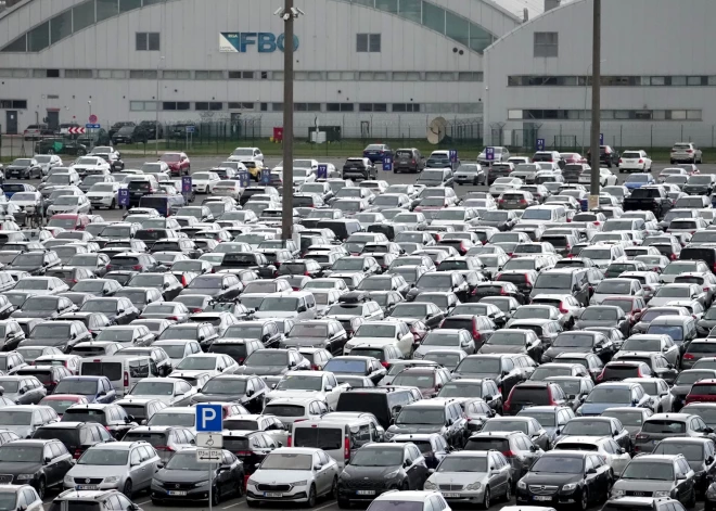 Rīgas centrā pieaug autostāvvietu noslodze: vai risinājums ir stāvēšanas limiti?