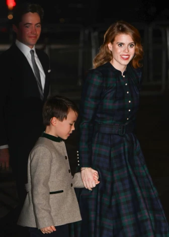 Princese Beatrise ar vīru un audžudēlu Ziemassvētku koncertā 2023. gadā.