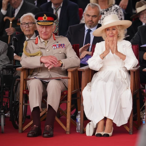 Karalis Čārlzs un karaliene Kamilla Otrā pasaules kara uzvaras pār Japānu dienas svinībās Stafordšīrā.