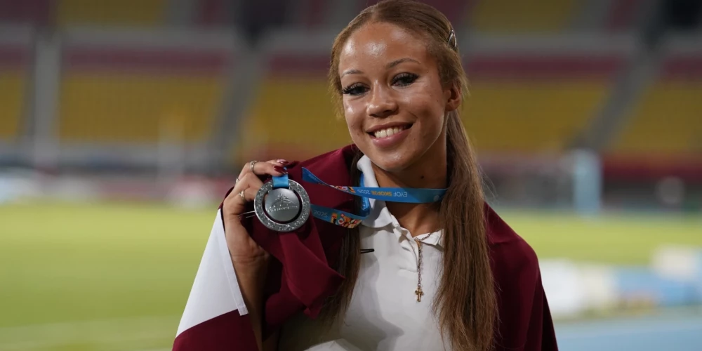 Talantīgā jauniete savu sportistes karjeru sāka vingrošanā, tomēr veselības problēmu dēļ pārcēlās uz vieglatlētiku.