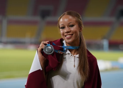 Talantīgā jauniete savu sportistes karjeru sāka vingrošanā, tomēr veselības problēmu dēļ pārcēlās uz vieglatlētiku.