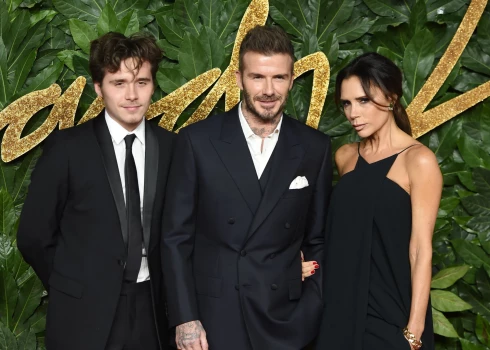 Deivids un Viktorija Bekhemi ar vecāko dēlu Bruklinu 2018. gadā.