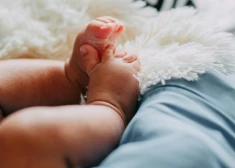 Полиция продолжает искать родителей младенца, найденного на улице в Кенгарагсе