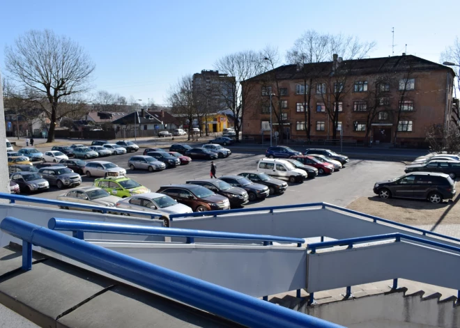 Центр Риги захватили машины - парковки не выдерживают, а терпение горожан заканчивается